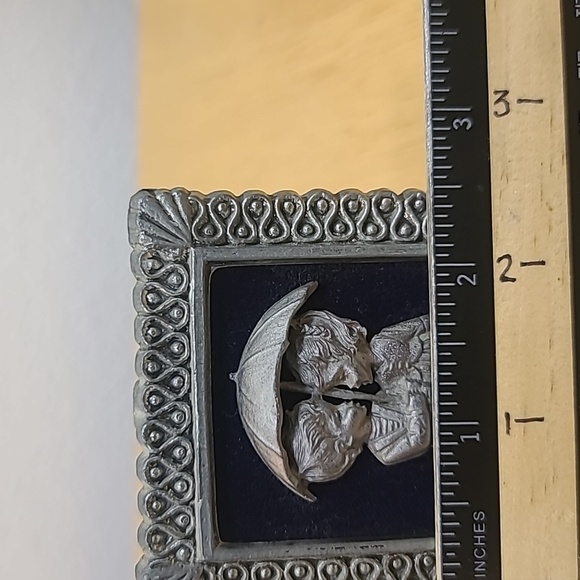 Vintage Boy & Girl Holding Umbrella 3D Picture Made Of Metal Pewter - Picture 6 of 6